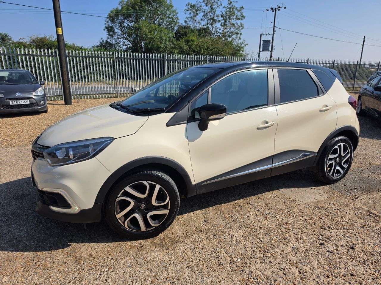 A 2018 RENAULT CAPTUR 0.9 TCe ENERGY Iconic SUV 5dr Petrol Manual Euro 6 (s/s) (90 ps) NAVIGATION A 2018 RENAULT CAPTUR 0.9 TCe ENERGY Iconic SUV 5dr Petrol Manual Euro 6 (s/s) (90 ps) NAVIGATION