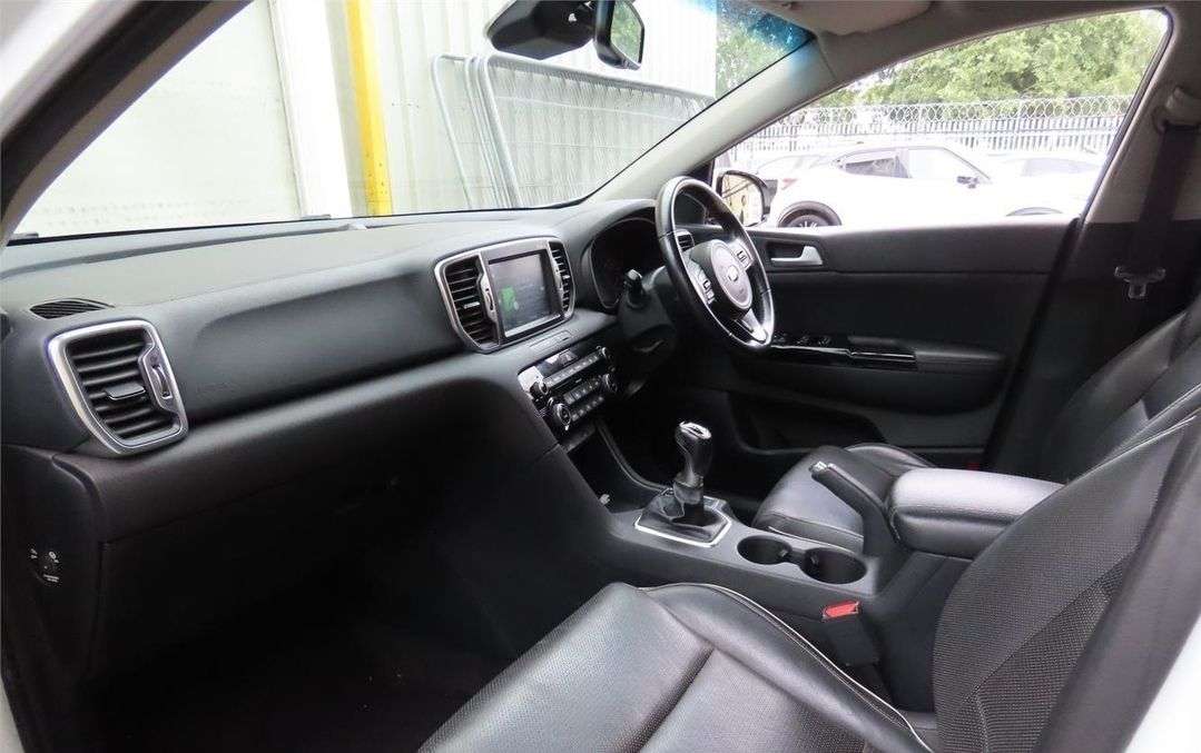 A 2016 KIA SPORTAGE 1.7 CRDi 3 SUV 5dr Diesel Manual Euro 6 (s/s) (114 bhp) HEATED LEATHER + NA A 2016 KIA SPORTAGE 1.7 CRDi 3 SUV 5dr Diesel Manual Euro 6 (s/s) (114 bhp) HEATED LEATHER + NA