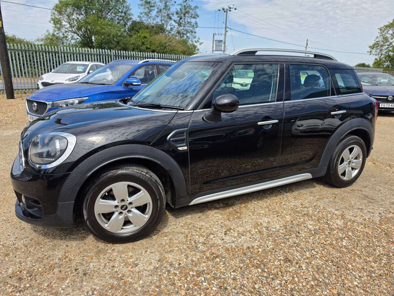 A 2017 MINI COUNTRYMAN 2.0 Cooper D SUV 5dr Diesel Manual Euro 6 (s/s) (150 ps) LOW MILEAGE + PARK A 2017 MINI COUNTRYMAN 2.0 Cooper D SUV 5dr Diesel Manual Euro 6 (s/s) (150 ps) LOW MILEAGE + PARK