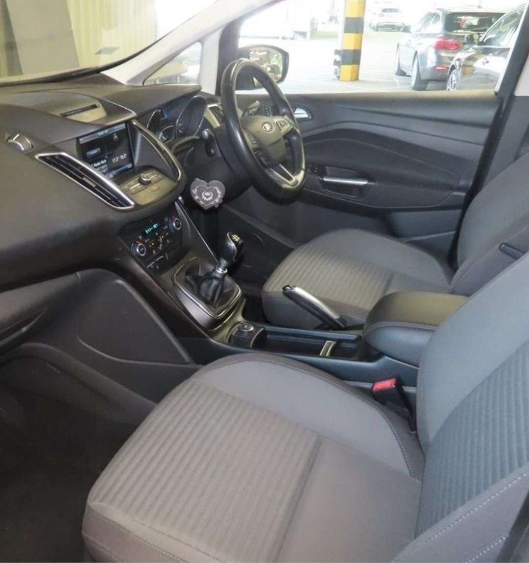 A 2016 FORD GRAND C-MAX 1.0 125 Petrol Titanium NAVIGATION + CLIMATE + 7 SEATS A 2016 FORD GRAND C-MAX 1.0 125 Petrol Titanium NAVIGATION + CLIMATE + 7 SEATS