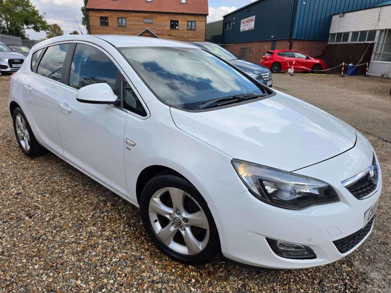 A 2011 VAUXHALL ASTRA 2.0 CDTi ecoFLEX SRi Hatchback 5dr Diesel Manual Euro 5 (s/s) (160 ps) FRON A 2011 VAUXHALL ASTRA 2.0 CDTi ecoFLEX SRi Hatchback 5dr Diesel Manual Euro 5 (s/s) (160 ps) FRON