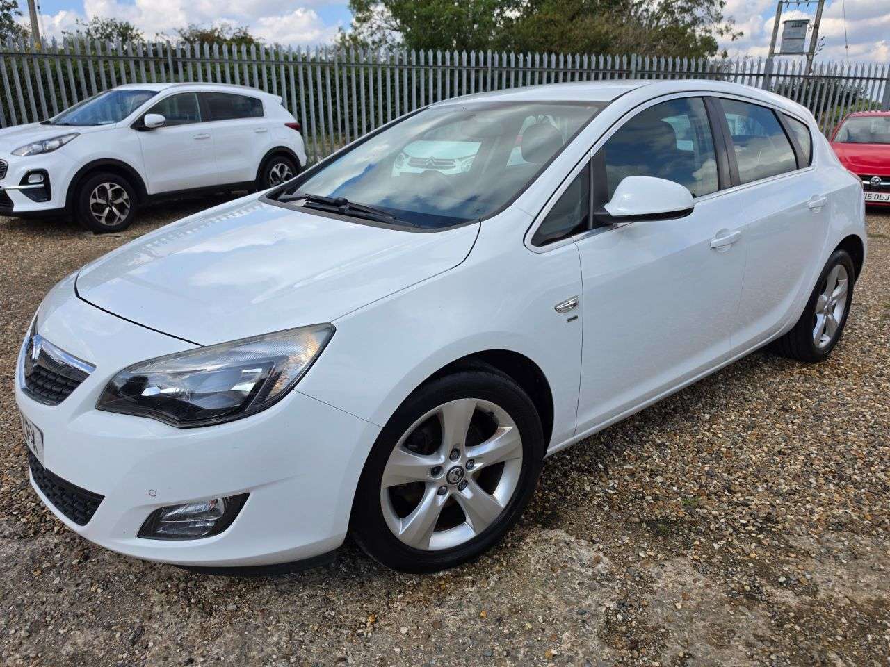 A 2011 VAUXHALL ASTRA 2.0 CDTi ecoFLEX SRi Hatchback 5dr Diesel Manual Euro 5 (s/s) (160 ps) FRON A 2011 VAUXHALL ASTRA 2.0 CDTi ecoFLEX SRi Hatchback 5dr Diesel Manual Euro 5 (s/s) (160 ps) FRON