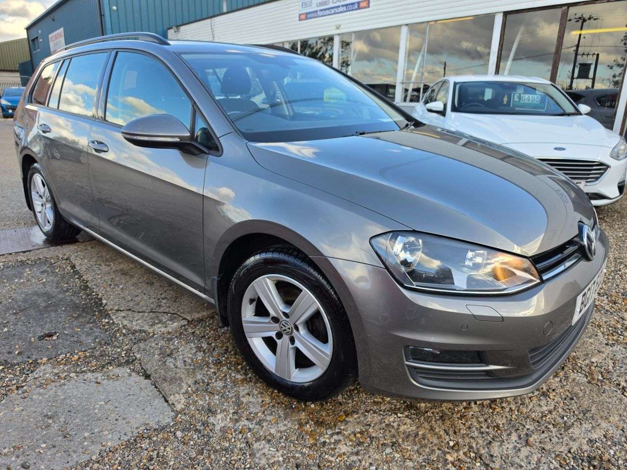 A 2017 VOLKSWAGEN GOLF 1.6 TDI BlueMotion Tech Match Edition Estate 5dr Diesel Manual Euro 6 (s/s) A 2017 VOLKSWAGEN GOLF 1.6 TDI BlueMotion Tech Match Edition Estate 5dr Diesel Manual Euro 6 (s/s)