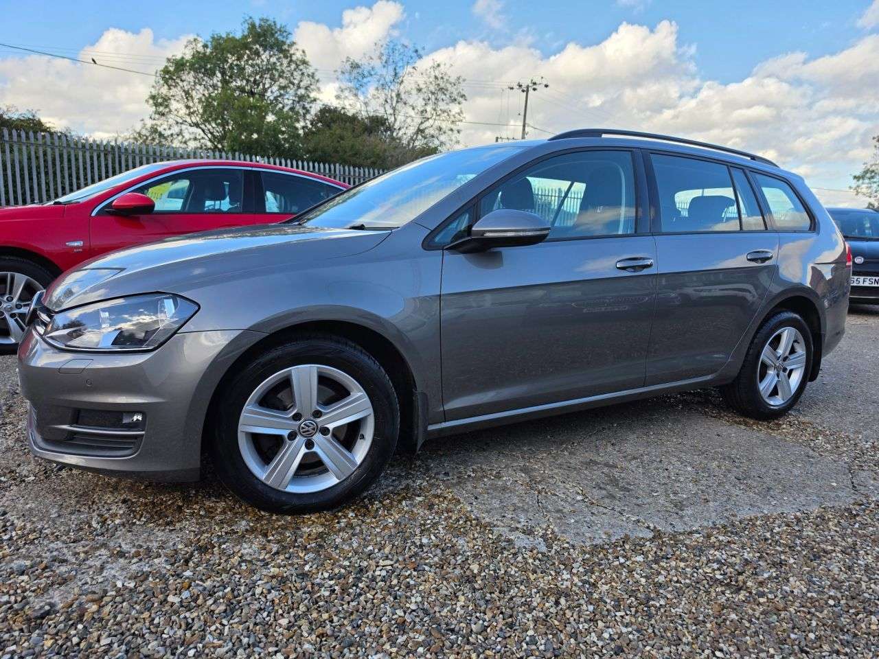 A 2017 VOLKSWAGEN GOLF 1.6 TDI BlueMotion Tech Match Edition Estate 5dr Diesel Manual Euro 6 (s/s) A 2017 VOLKSWAGEN GOLF 1.6 TDI BlueMotion Tech Match Edition Estate 5dr Diesel Manual Euro 6 (s/s)