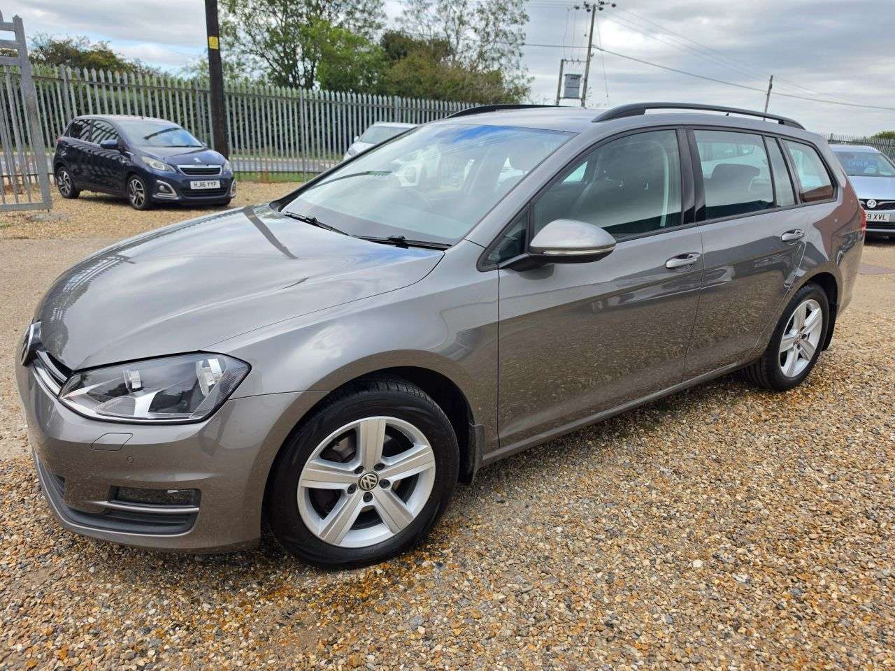 A 2017 VOLKSWAGEN GOLF 1.6 TDI BlueMotion Tech Match Edition Estate 5dr Diesel Manual Euro 6 (s/s) A 2017 VOLKSWAGEN GOLF 1.6 TDI BlueMotion Tech Match Edition Estate 5dr Diesel Manual Euro 6 (s/s)