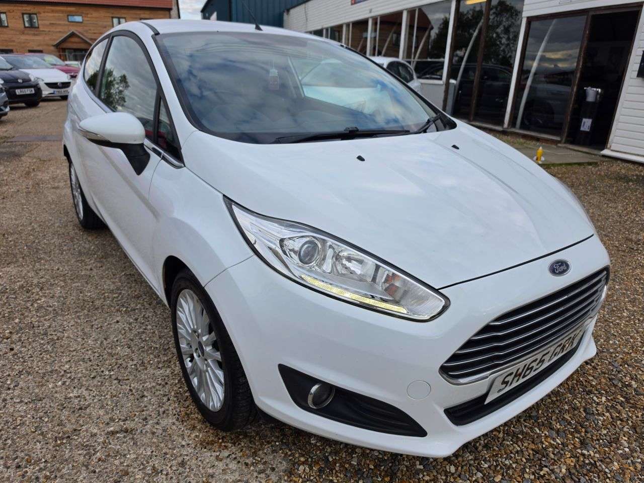 A 2015 FORD FIESTA 1.25 Zetec Hatchback 3dr Petrol Manual Euro 6 (82 ps) FROZEN WHITE + LOW MI A 2015 FORD FIESTA 1.25 Zetec Hatchback 3dr Petrol Manual Euro 6 (82 ps) FROZEN WHITE + LOW MI