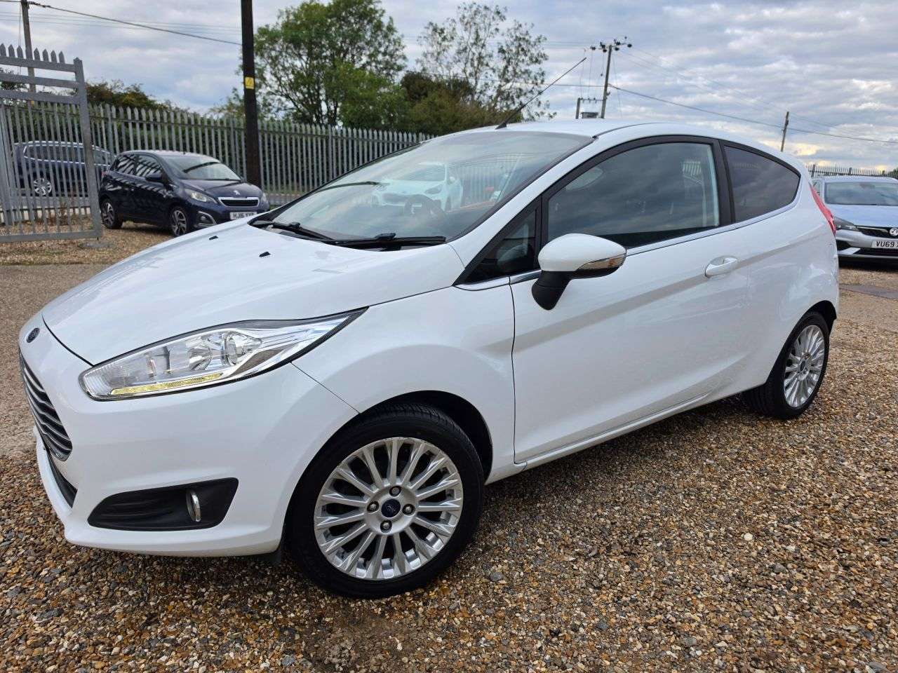 A 2015 FORD FIESTA 1.25 Zetec Hatchback 3dr Petrol Manual Euro 6 (82 ps) FROZEN WHITE + LOW MI A 2015 FORD FIESTA 1.25 Zetec Hatchback 3dr Petrol Manual Euro 6 (82 ps) FROZEN WHITE + LOW MI