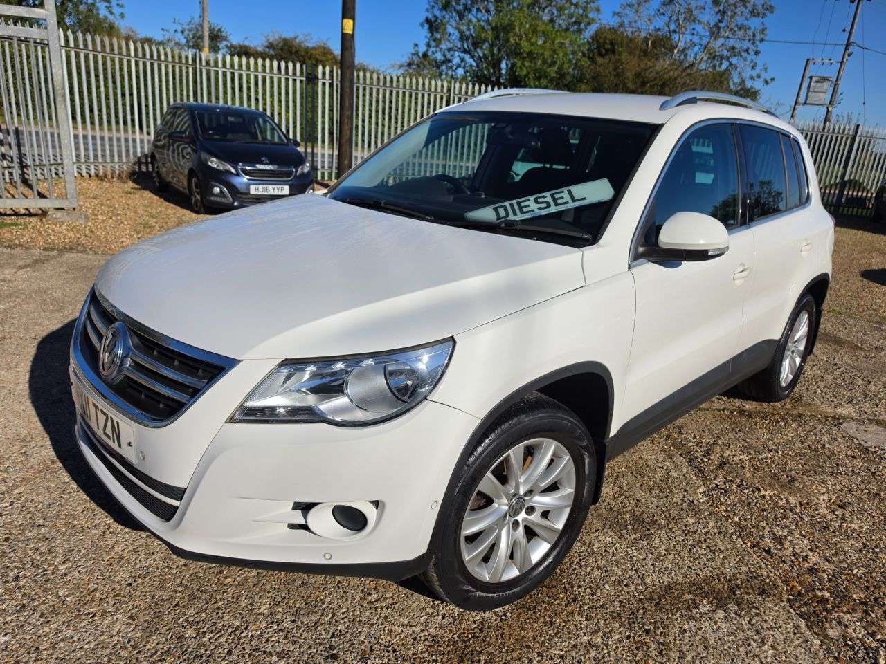 A 2011 VOLKSWAGEN TIGUAN 2.0 TDI Match SUV 5dr Diesel Manual 4WD Euro 5 (170 ps) CANDY WHITE + CLIMA A 2011 VOLKSWAGEN TIGUAN 2.0 TDI Match SUV 5dr Diesel Manual 4WD Euro 5 (170 ps) CANDY WHITE + CLIMA