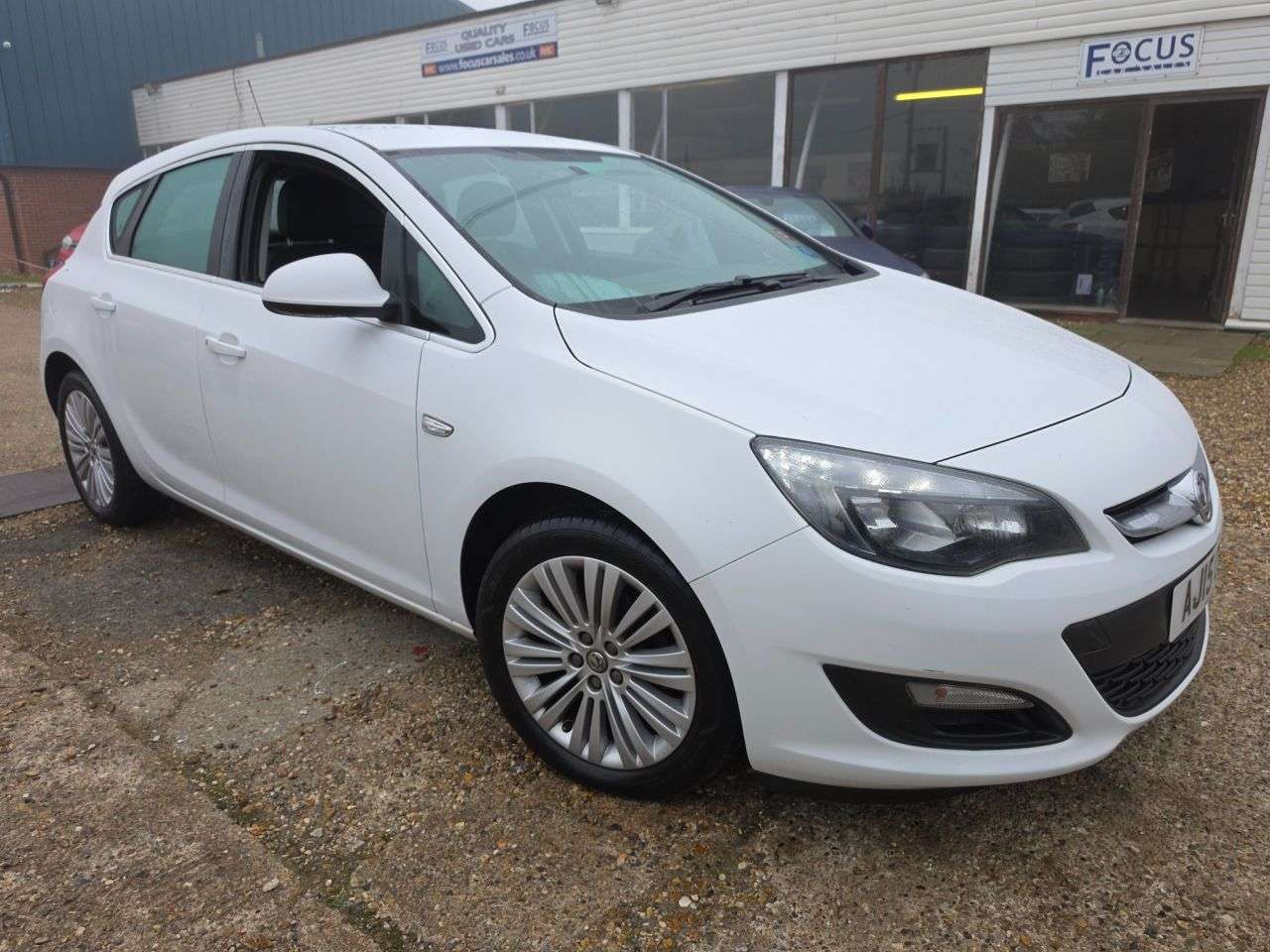 A 2015 VAUXHALL ASTRA 1.4i Excite Hatchback 5dr Petrol Manual Euro 6 (100 ps) PART LEATHER + PARK A 2015 VAUXHALL ASTRA 1.4i Excite Hatchback 5dr Petrol Manual Euro 6 (100 ps) PART LEATHER + PARK
