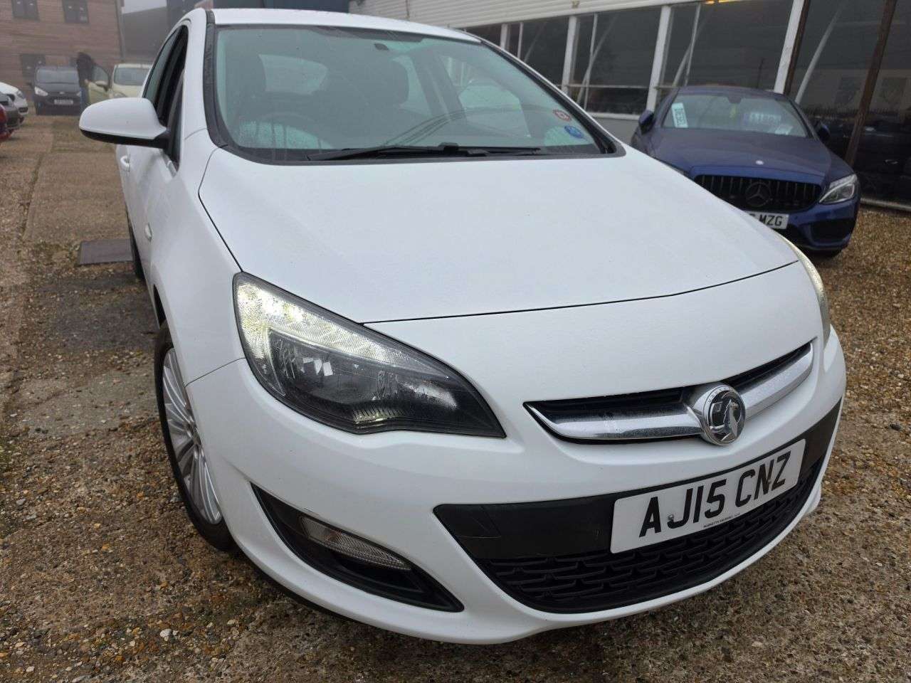 A 2015 VAUXHALL ASTRA 1.4i Excite Hatchback 5dr Petrol Manual Euro 6 (100 ps) PART LEATHER + PARK A 2015 VAUXHALL ASTRA 1.4i Excite Hatchback 5dr Petrol Manual Euro 6 (100 ps) PART LEATHER + PARK