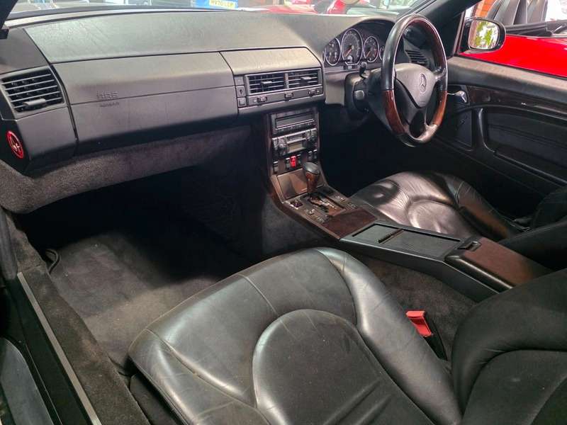 A 2000 MERCEDES SL CLASS SL320 A 2000 MERCEDES SL CLASS SL320