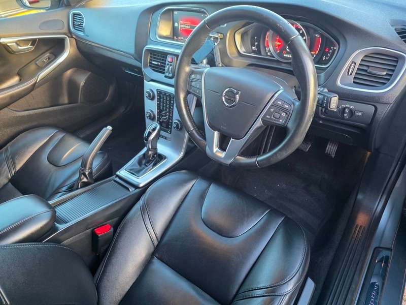 2019 VOLVO V40 2019 VOLVO V40