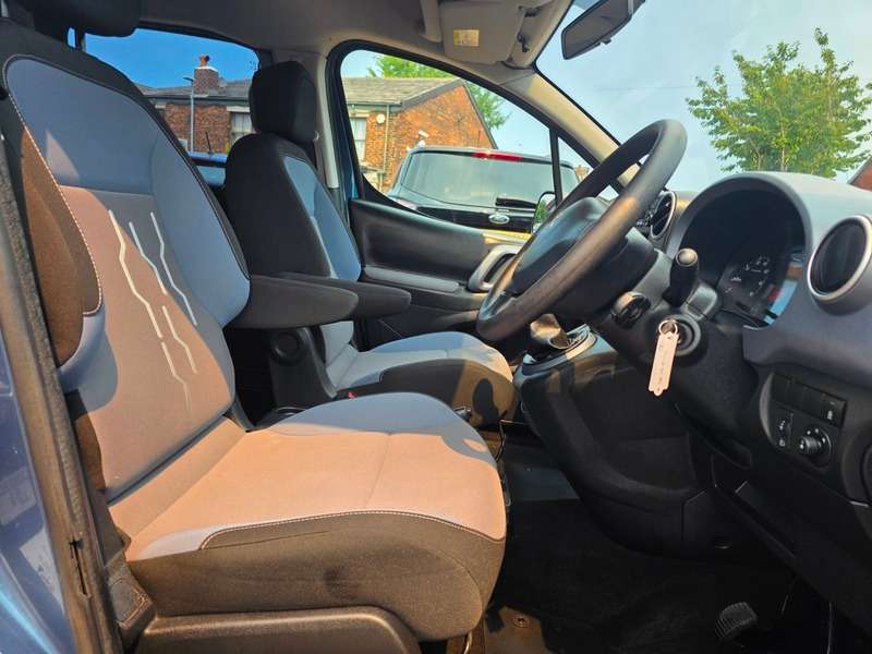 A 2015 PEUGEOT PARTNER TEPEE S A 2015 PEUGEOT PARTNER TEPEE S