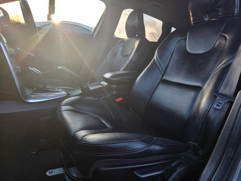 2019 VOLVO V40 2019 VOLVO V40