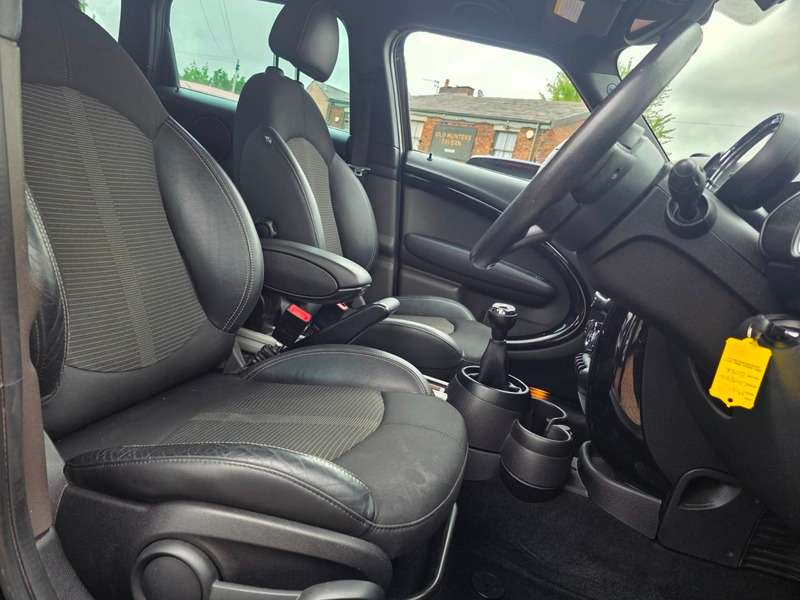 A 2013 MINI COUNTRYMAN COOPER D A 2013 MINI COUNTRYMAN COOPER D