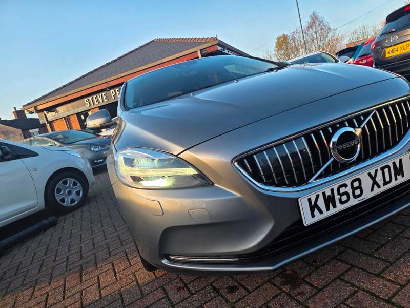 2019 VOLVO V40 2019 VOLVO V40