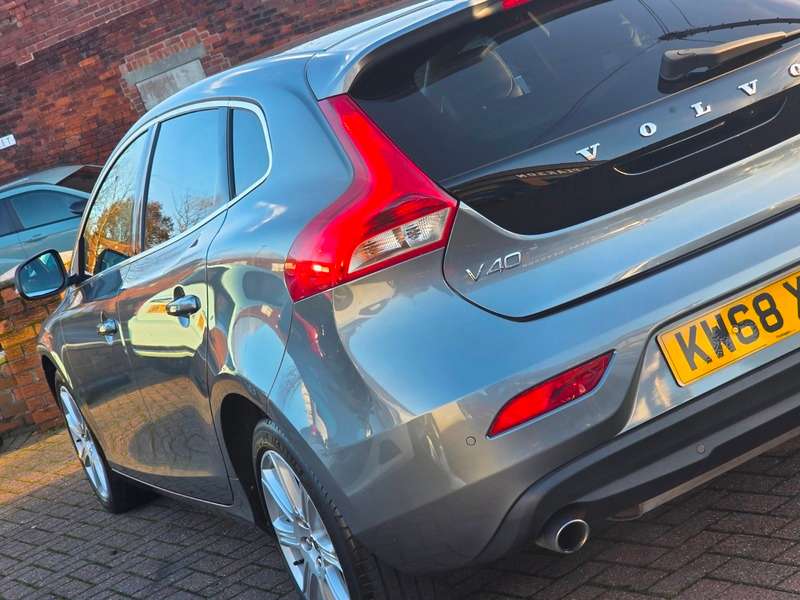 2019 VOLVO V40 2019 VOLVO V40