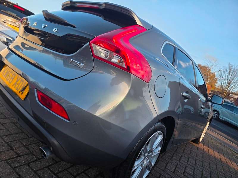 2019 VOLVO V40 2019 VOLVO V40