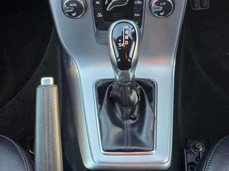 2019 VOLVO V40 2019 VOLVO V40