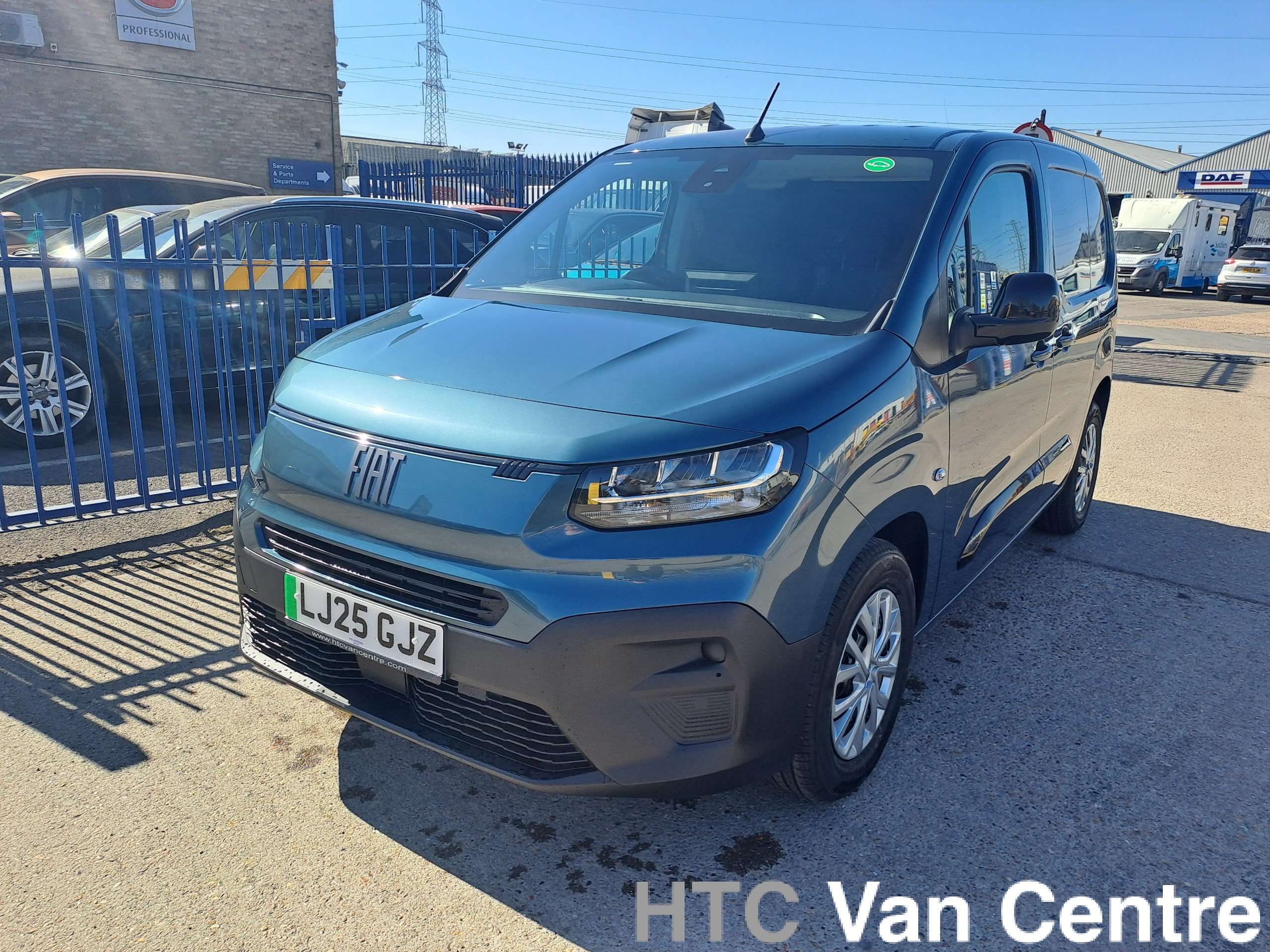 A 2025 FIAT E-DOBLO L1 Electric 136HP Auto 50kWh Primo MY24 A 2025 FIAT E-DOBLO L1 Electric 136HP Auto 50kWh Primo MY24