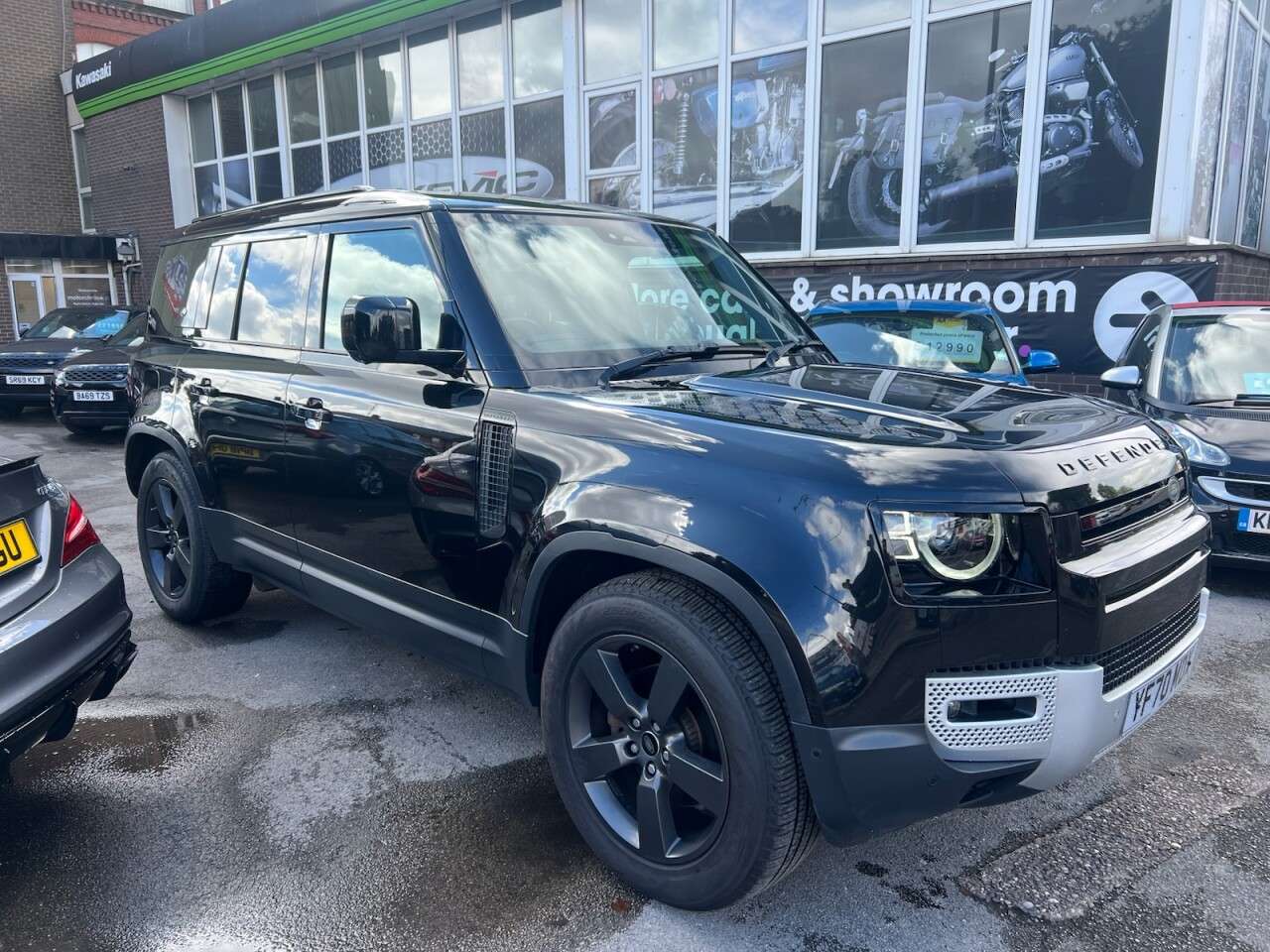 A 2020 LAND ROVER DEFENDER 2.0 Si4 SE SUV 5dr Petrol Auto 4WD Euro 6 (s/s) (300 ps) Stunning Black, gr A 2020 LAND ROVER DEFENDER 2.0 Si4 SE SUV 5dr Petrol Auto 4WD Euro 6 (s/s) (300 ps) Stunning Black, gr