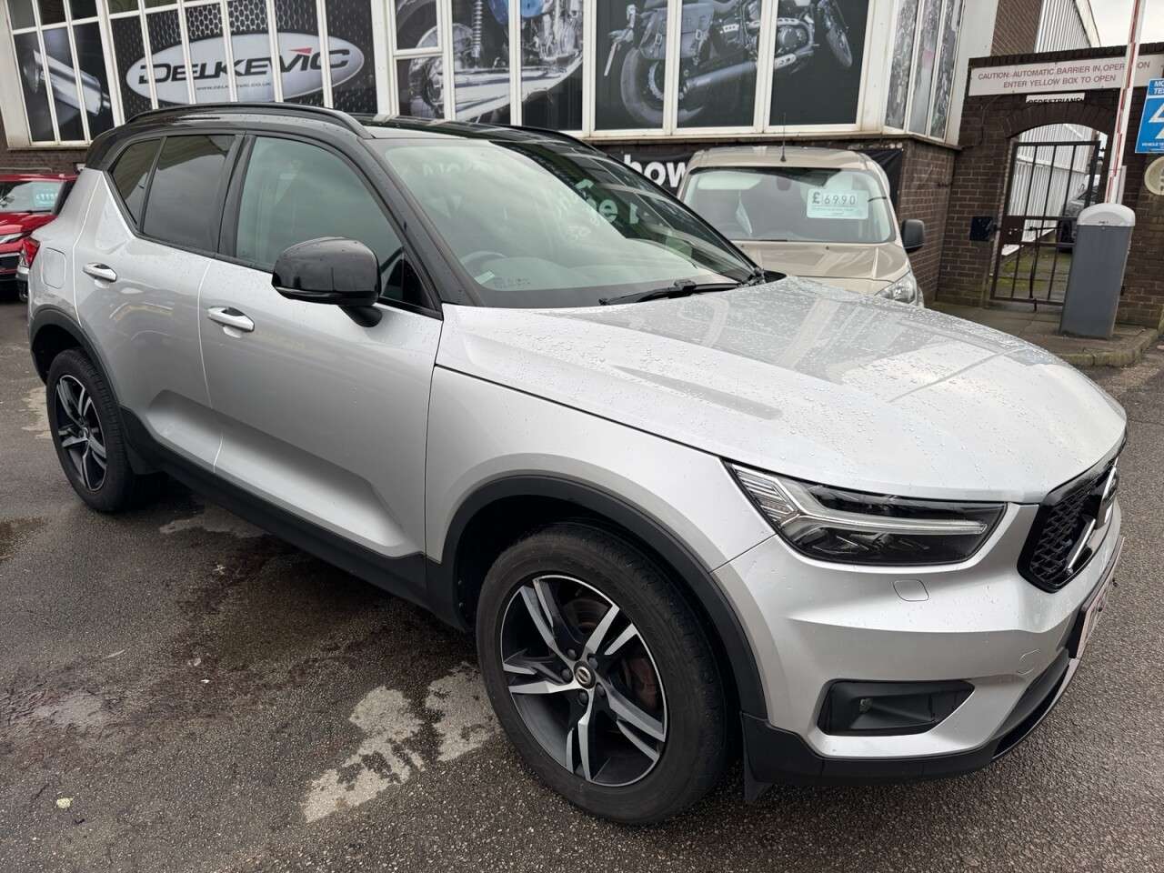 A 2019 VOLVO XC40 2.0 T4 R-Design SUV 5dr Petrol Auto AWD Euro 6 (s/s) (190 ps) Beautiful mod A 2019 VOLVO XC40 2.0 T4 R-Design SUV 5dr Petrol Auto AWD Euro 6 (s/s) (190 ps) Beautiful mod