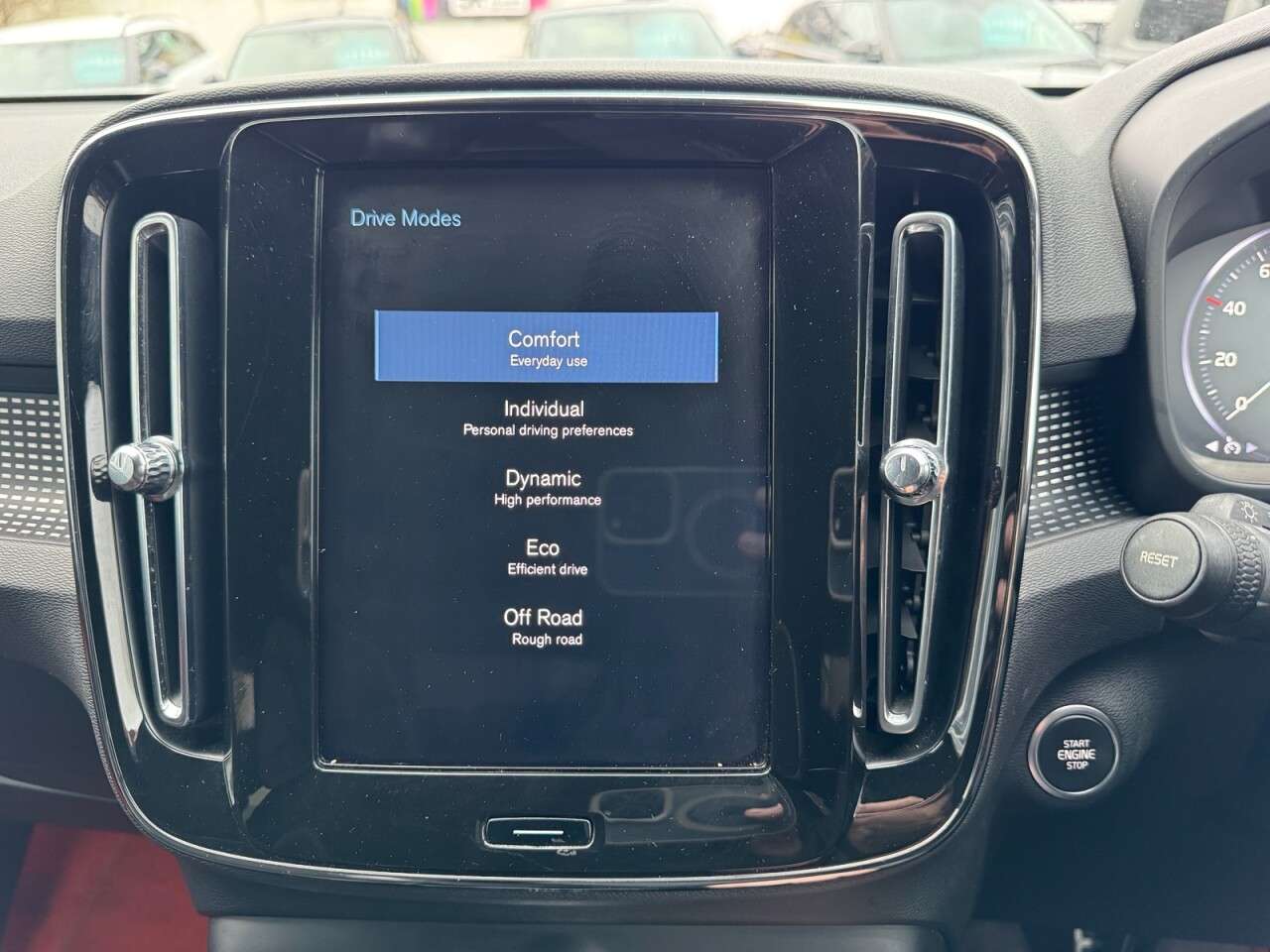 2019 VOLVO XC40 2019 VOLVO XC40