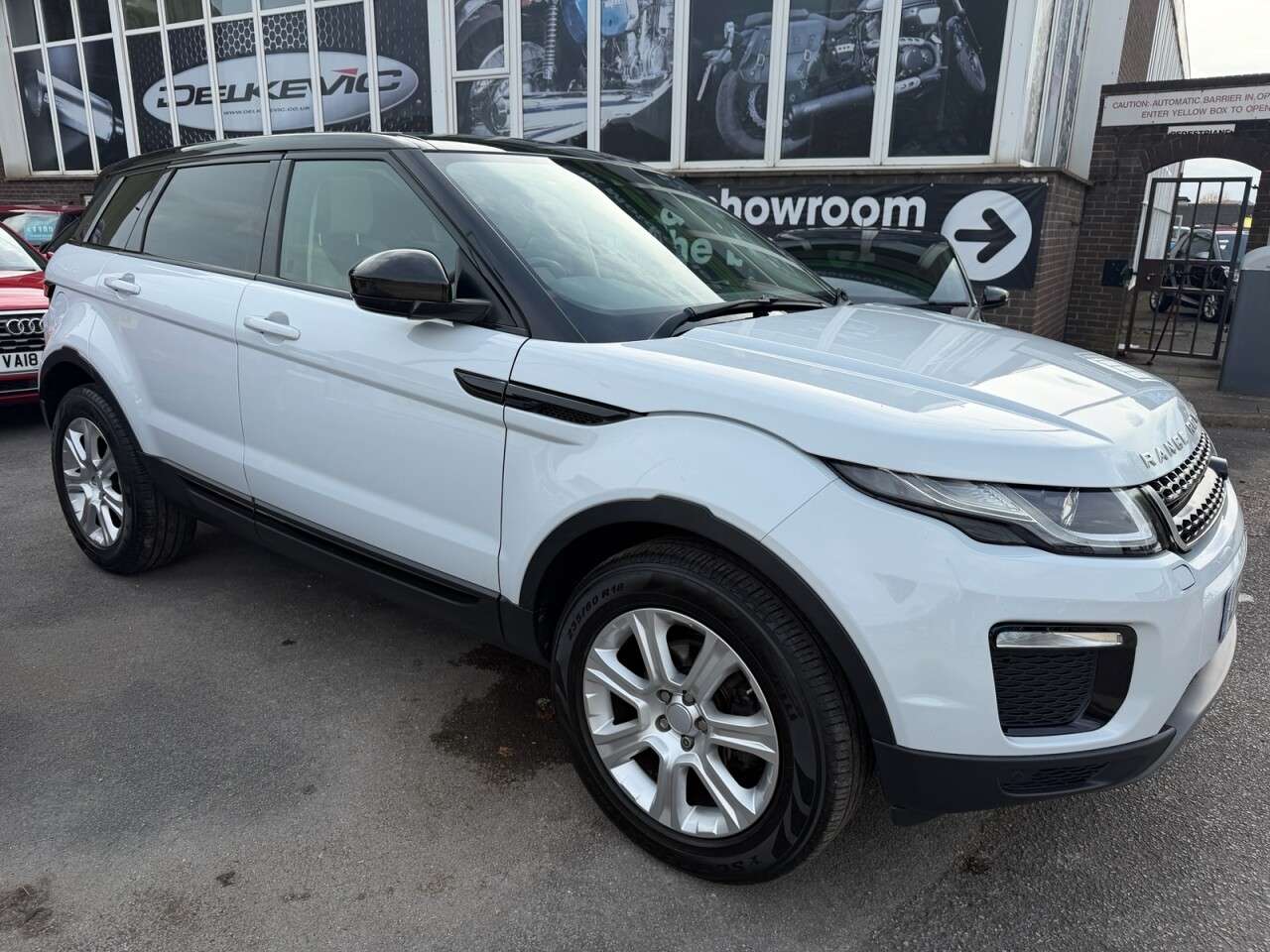 A 2017 LAND ROVER RANGE ROVER EVOQUE 2.0 eD4 SE Tech SUV 5dr Diesel Manual FWD Euro 6 (s/s) (150 ps) A 2017 LAND ROVER RANGE ROVER EVOQUE 2.0 eD4 SE Tech SUV 5dr Diesel Manual FWD Euro 6 (s/s) (150 ps)