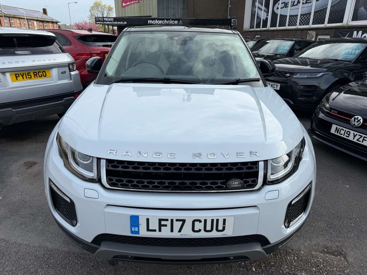 A 2017 LAND ROVER RANGE ROVER EVOQUE 2.0 eD4 SE Tech SUV 5dr Diesel Manual FWD Euro 6 (s/s) (150 ps) A 2017 LAND ROVER RANGE ROVER EVOQUE 2.0 eD4 SE Tech SUV 5dr Diesel Manual FWD Euro 6 (s/s) (150 ps)