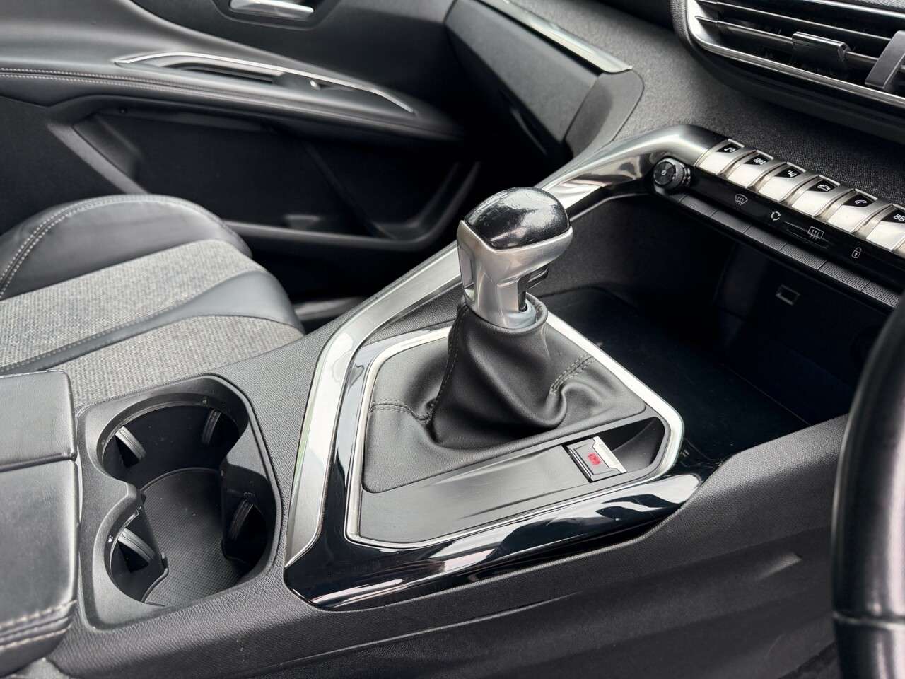 2017 PEUGEOT 3008 2017 PEUGEOT 3008