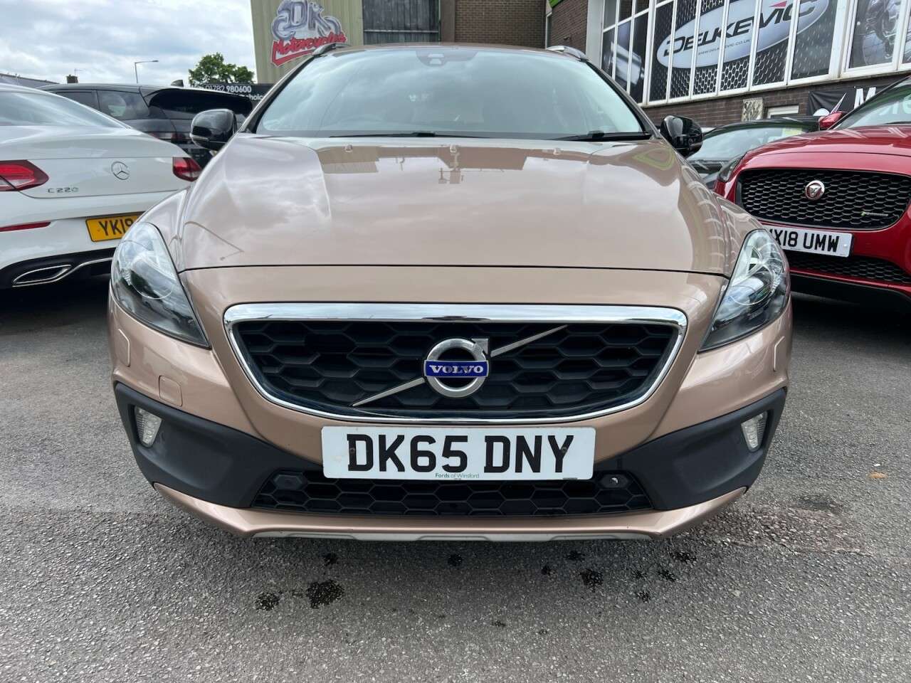 A 2015 VOLVO V40 CROSS COUNTRY 2.0 D2 Lux Hatchback 5dr Diesel Auto Euro 6 (s/s) (120 ps) Auto ULEZ Lux Ec A 2015 VOLVO V40 CROSS COUNTRY 2.0 D2 Lux Hatchback 5dr Diesel Auto Euro 6 (s/s) (120 ps) Auto ULEZ Lux Ec