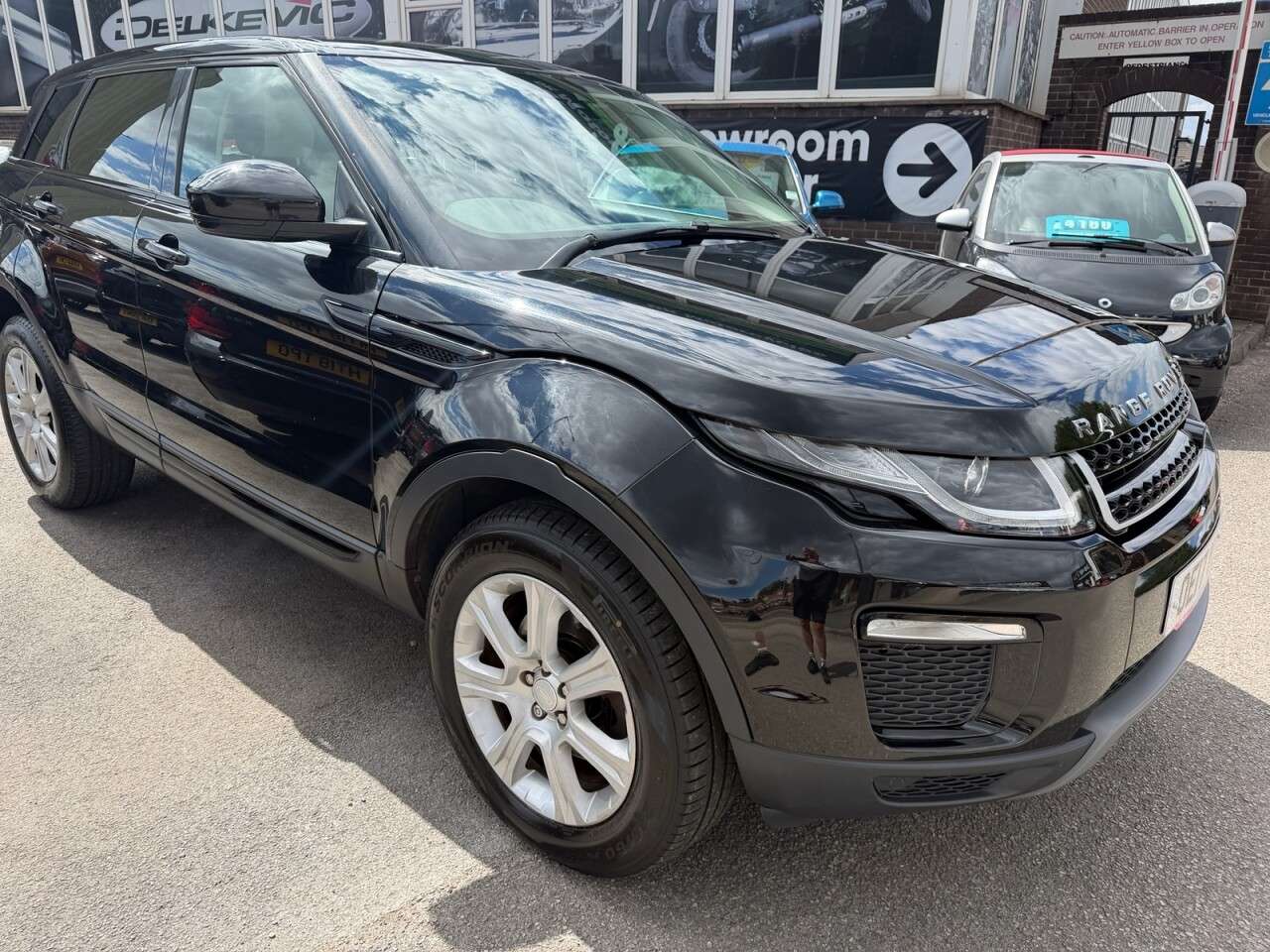A 2017 LAND ROVER RANGE ROVER EVOQUE 2.0 TD4 SE Tech SUV 5dr Diesel Auto 4WD Euro 6 (s/s) (180 ps) A 2017 LAND ROVER RANGE ROVER EVOQUE 2.0 TD4 SE Tech SUV 5dr Diesel Auto 4WD Euro 6 (s/s) (180 ps)