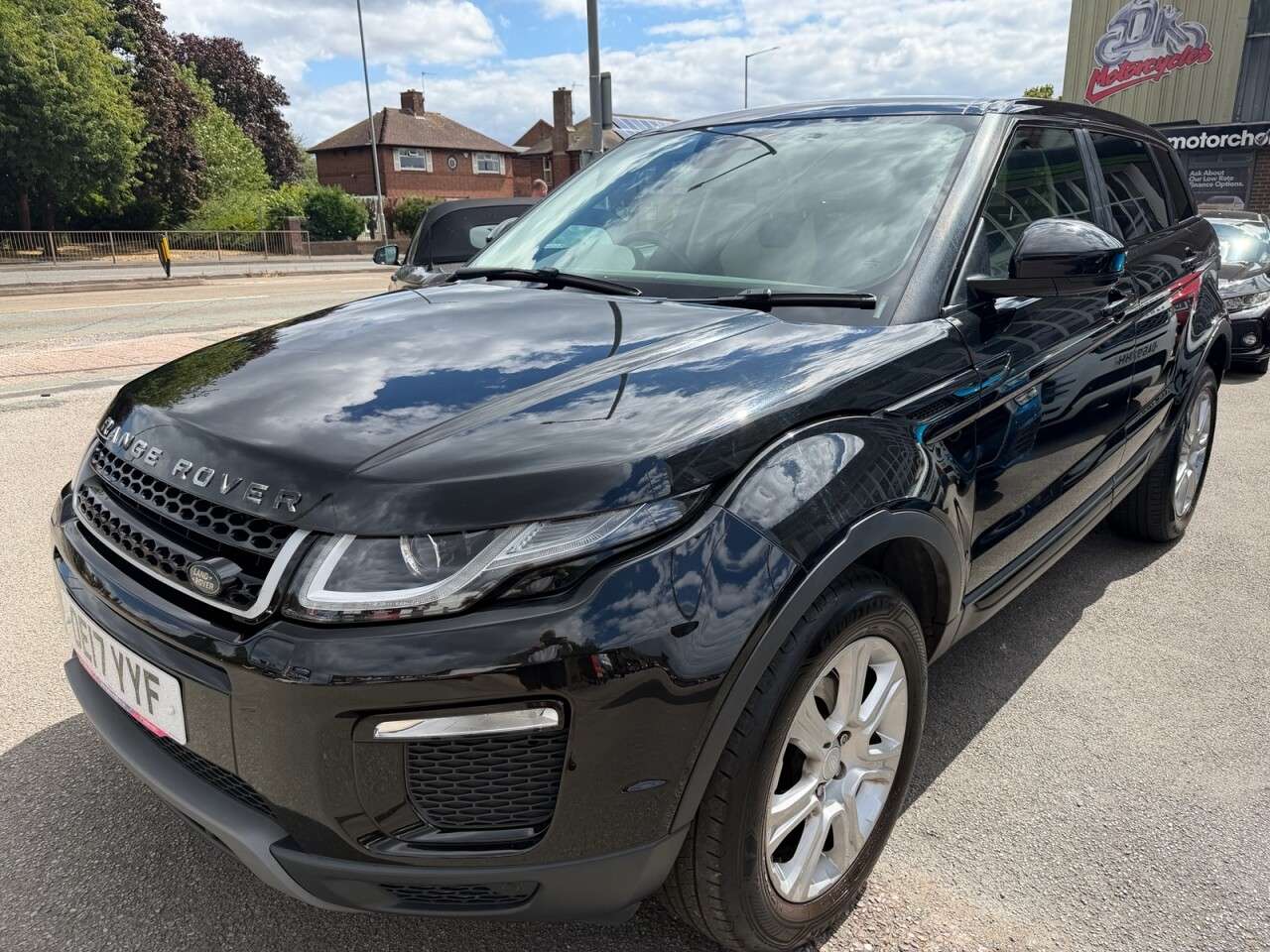 A 2017 LAND ROVER RANGE ROVER EVOQUE 2.0 TD4 SE Tech SUV 5dr Diesel Auto 4WD Euro 6 (s/s) (180 ps) A 2017 LAND ROVER RANGE ROVER EVOQUE 2.0 TD4 SE Tech SUV 5dr Diesel Auto 4WD Euro 6 (s/s) (180 ps)