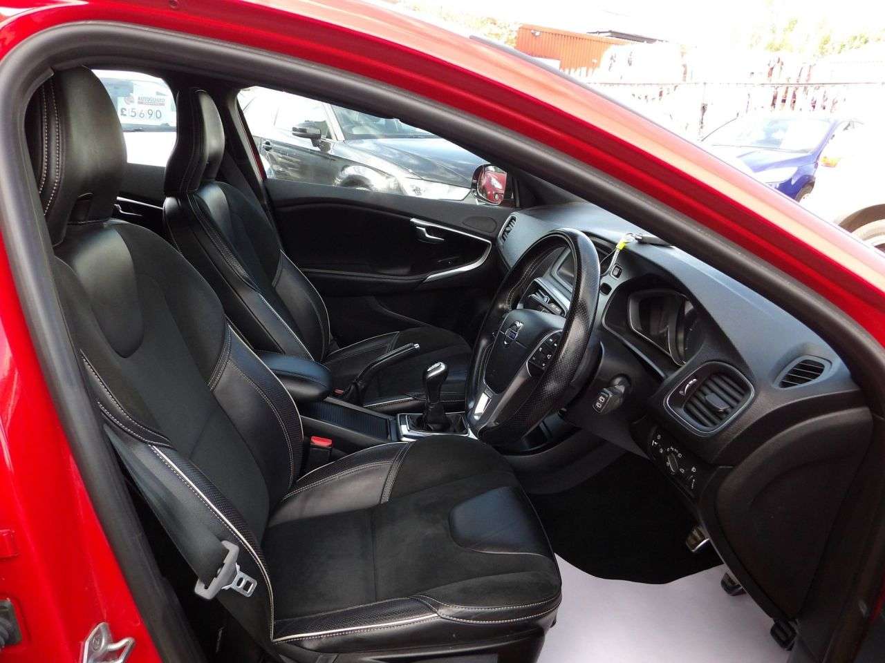 2015 VOLVO V40 2015 VOLVO V40