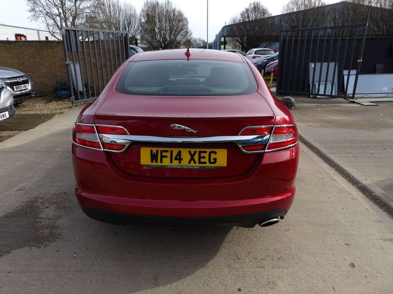 A 2014 JAGUAR XF 2.2d R-Sport Saloon 4dr Diesel Auto Euro 5 (s/s) (200 ps) A 2014 JAGUAR XF 2.2d R-Sport Saloon 4dr Diesel Auto Euro 5 (s/s) (200 ps)