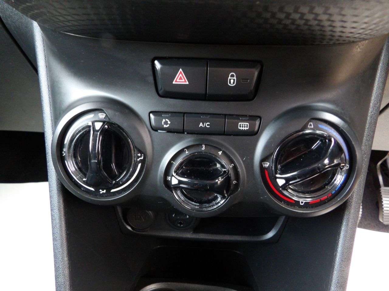 2015 PEUGEOT 208 2015 PEUGEOT 208