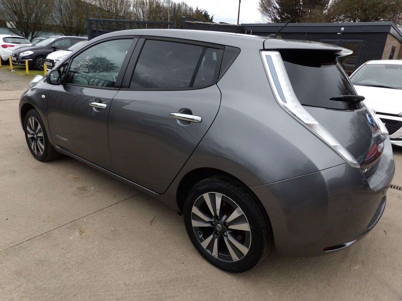 A 2015 NISSAN LEAF 24kWh Tekna Hatchback 5dr Electric Auto (107 bhp) A 2015 NISSAN LEAF 24kWh Tekna Hatchback 5dr Electric Auto (107 bhp)