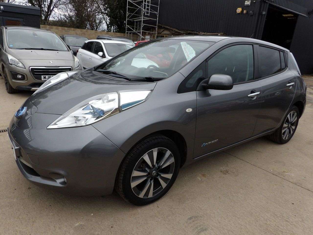 A 2015 NISSAN LEAF 24kWh Tekna Hatchback 5dr Electric Auto (107 bhp) A 2015 NISSAN LEAF 24kWh Tekna Hatchback 5dr Electric Auto (107 bhp)