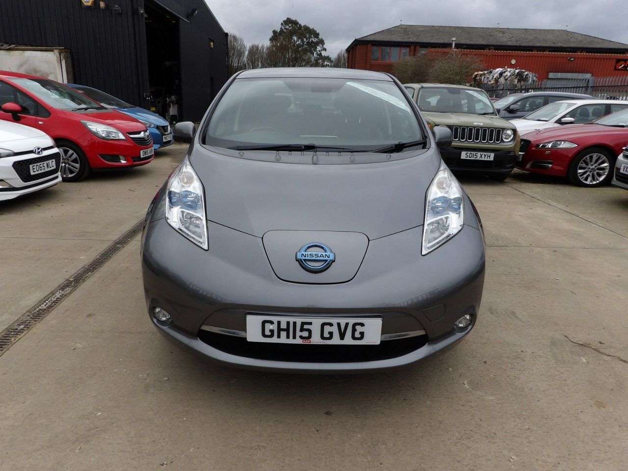 A 2015 NISSAN LEAF 24kWh Tekna Hatchback 5dr Electric Auto (107 bhp) A 2015 NISSAN LEAF 24kWh Tekna Hatchback 5dr Electric Auto (107 bhp)