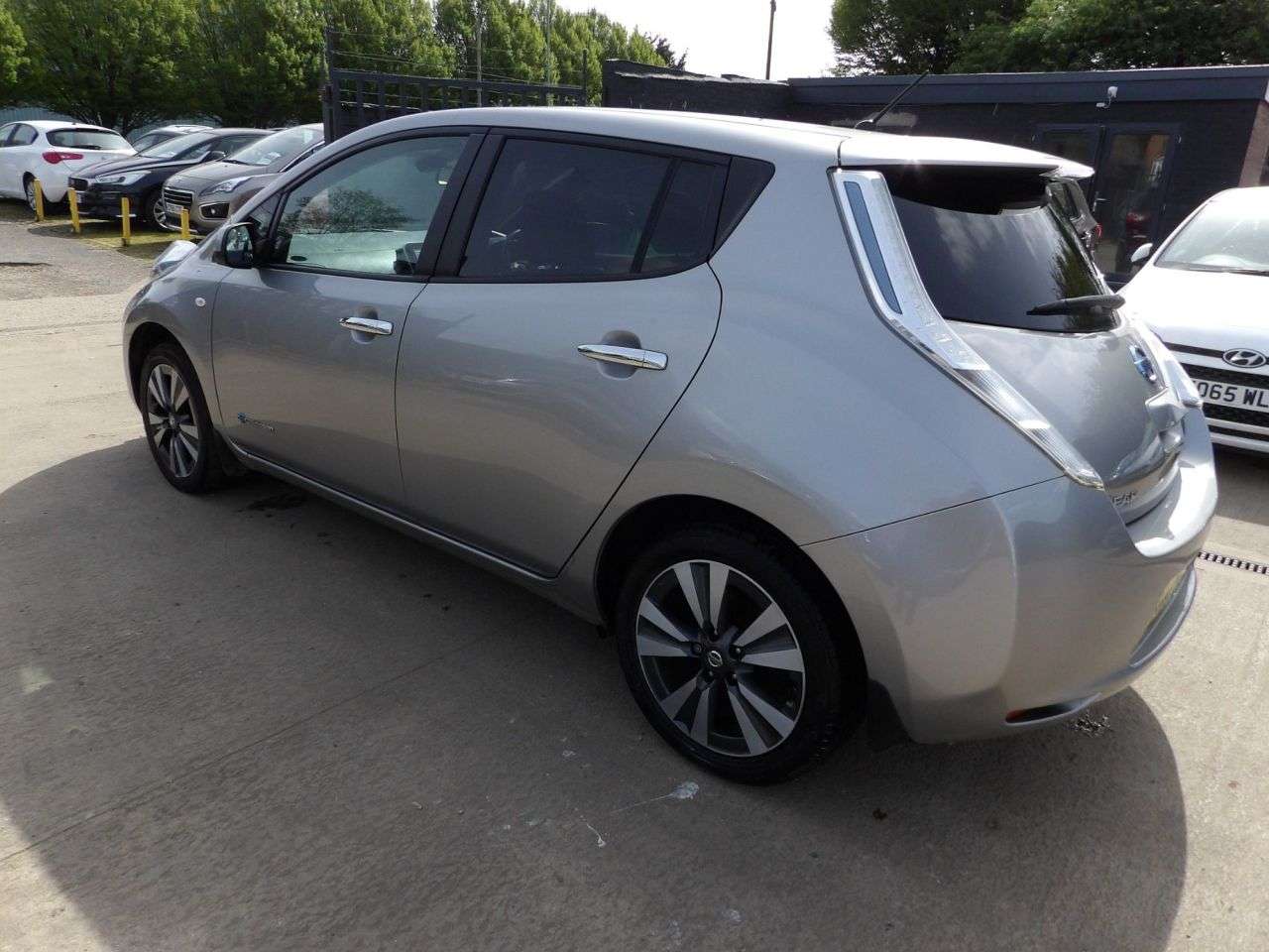 A 2015 NISSAN LEAF 24kWh Tekna Hatchback 5dr Electric Auto (107 bhp) A 2015 NISSAN LEAF 24kWh Tekna Hatchback 5dr Electric Auto (107 bhp)