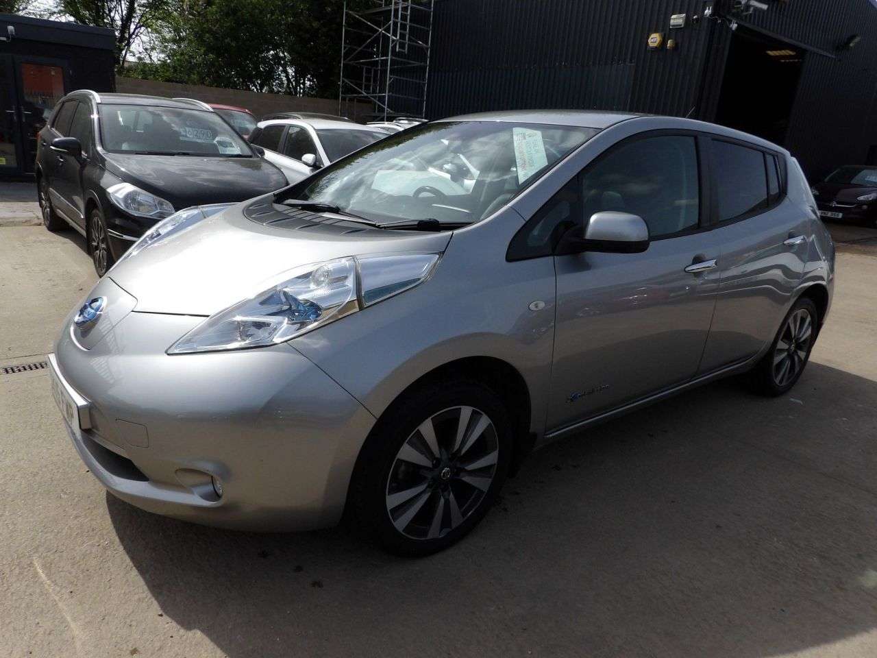 A 2015 NISSAN LEAF 24kWh Tekna Hatchback 5dr Electric Auto (107 bhp) A 2015 NISSAN LEAF 24kWh Tekna Hatchback 5dr Electric Auto (107 bhp)