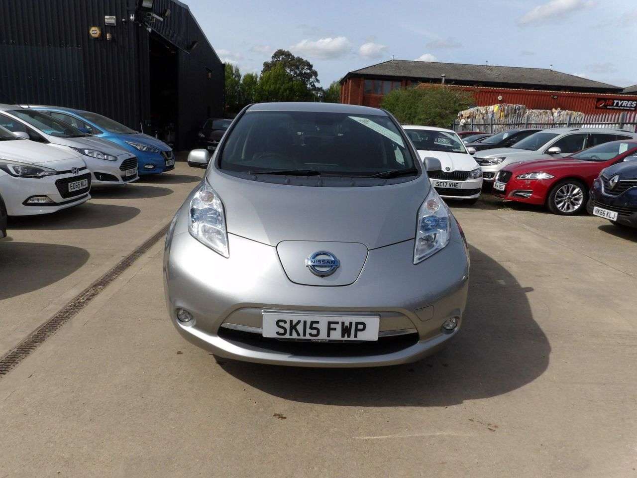 A 2015 NISSAN LEAF 24kWh Tekna Hatchback 5dr Electric Auto (107 bhp) A 2015 NISSAN LEAF 24kWh Tekna Hatchback 5dr Electric Auto (107 bhp)