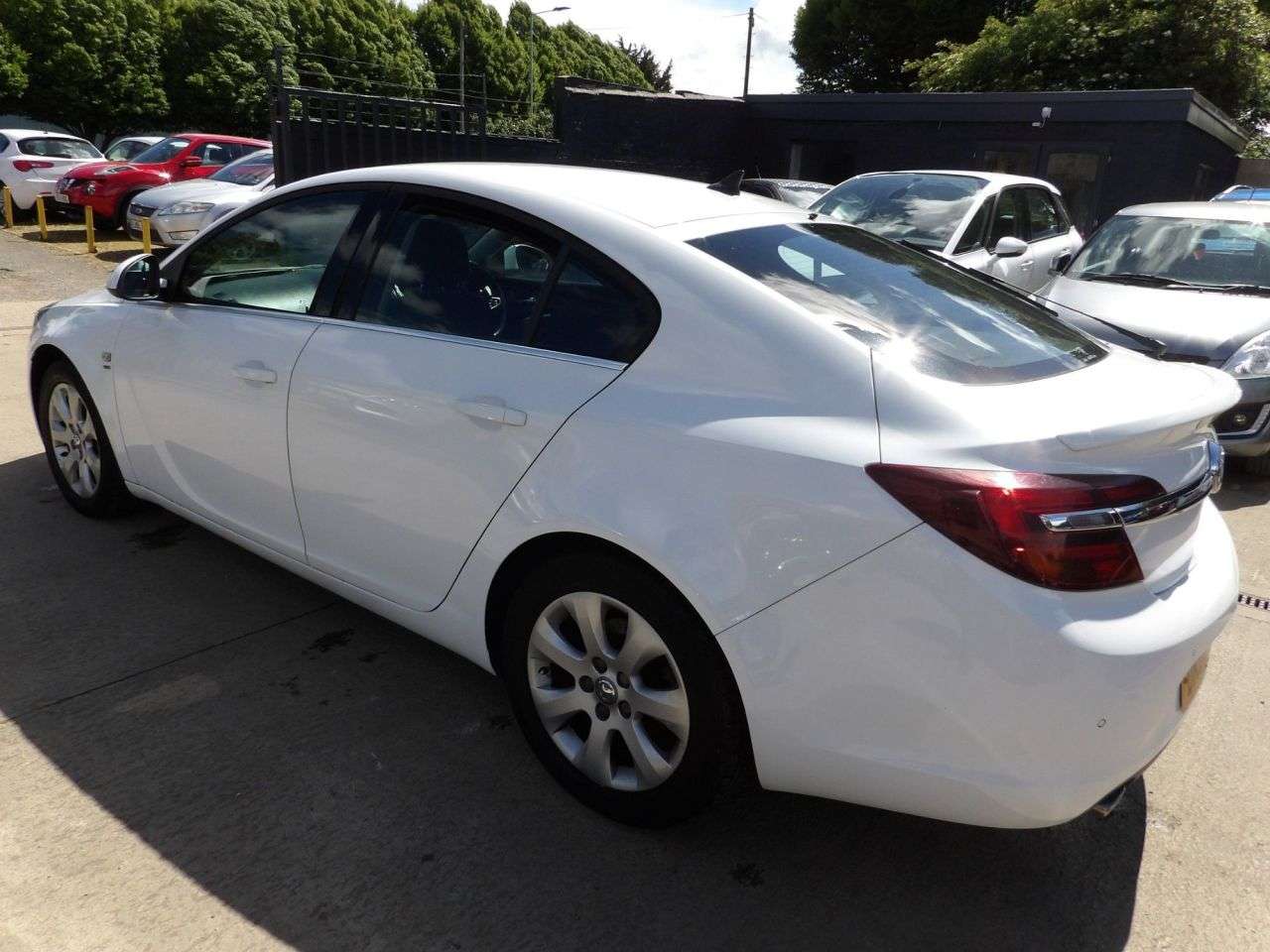 A 2016 VAUXHALL INSIGNIA 2.0 CDTi SRi Nav Hatchback 5dr Diesel Manual Euro 6 (s/s) (170 ps) A 2016 VAUXHALL INSIGNIA 2.0 CDTi SRi Nav Hatchback 5dr Diesel Manual Euro 6 (s/s) (170 ps)