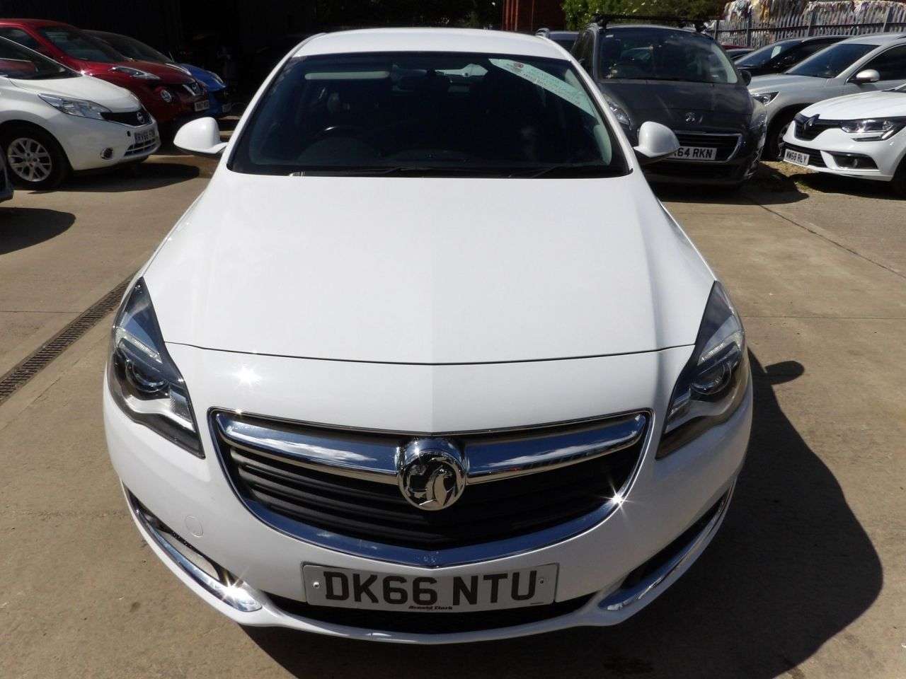 A 2016 VAUXHALL INSIGNIA 2.0 CDTi SRi Nav Hatchback 5dr Diesel Manual Euro 6 (s/s) (170 ps) A 2016 VAUXHALL INSIGNIA 2.0 CDTi SRi Nav Hatchback 5dr Diesel Manual Euro 6 (s/s) (170 ps)