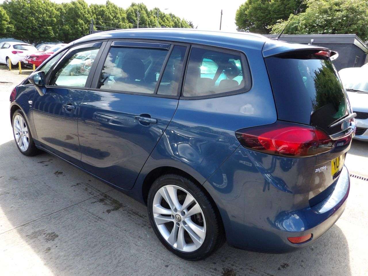 A 2015 VAUXHALL ZAFIRA TOURER 2.0 CDTi SRi MPV 5dr Diesel Manual Euro 5 (130 ps) A 2015 VAUXHALL ZAFIRA TOURER 2.0 CDTi SRi MPV 5dr Diesel Manual Euro 5 (130 ps)
