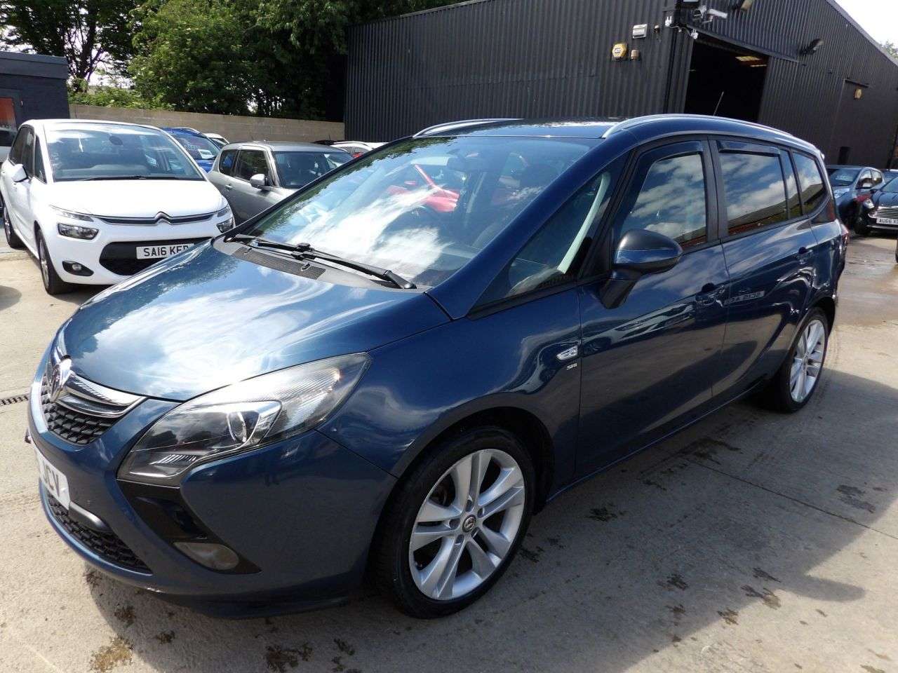 A 2015 VAUXHALL ZAFIRA TOURER 2.0 CDTi SRi MPV 5dr Diesel Manual Euro 5 (130 ps) A 2015 VAUXHALL ZAFIRA TOURER 2.0 CDTi SRi MPV 5dr Diesel Manual Euro 5 (130 ps)