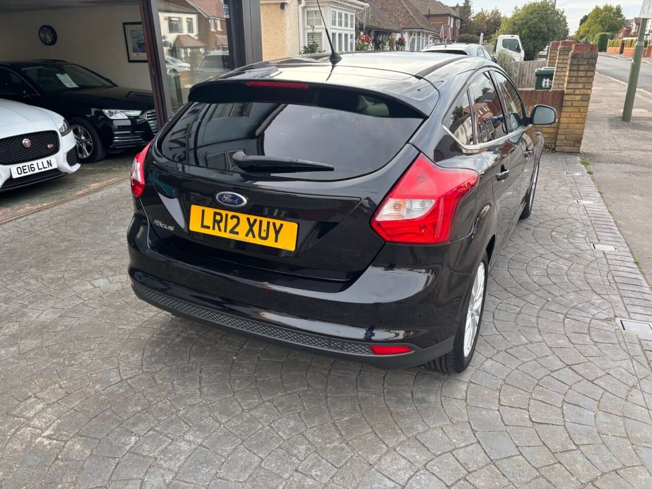 A 2012 FORD FOCUS 1.6 ZETEC 5d 104 BHP PRIVACY GLASS, AIR CON, ALLOY WHEEL A 2012 FORD FOCUS 1.6 ZETEC 5d 104 BHP PRIVACY GLASS, AIR CON, ALLOY WHEEL