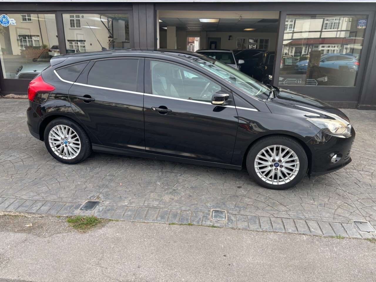 A 2012 FORD FOCUS 1.6 ZETEC 5d 104 BHP PRIVACY GLASS, AIR CON, ALLOY WHEEL A 2012 FORD FOCUS 1.6 ZETEC 5d 104 BHP PRIVACY GLASS, AIR CON, ALLOY WHEEL