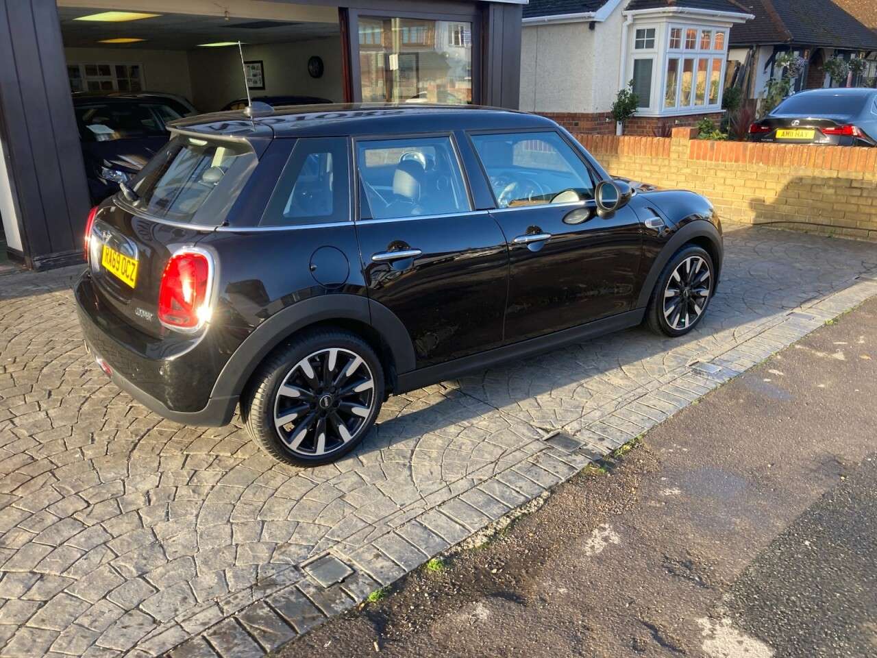 A 2019 MINI HATCH 1.5 Cooper Exclusive Hatchback 5dr Petrol Manual Euro 6 (s/s) (136 ps) SAT A 2019 MINI HATCH 1.5 Cooper Exclusive Hatchback 5dr Petrol Manual Euro 6 (s/s) (136 ps) SAT