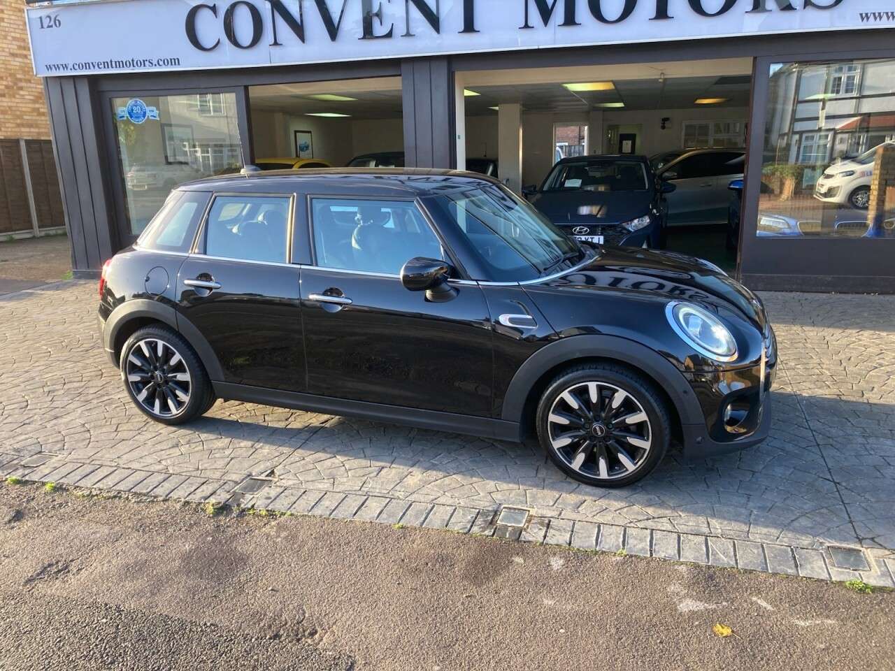 A 2019 MINI HATCH 1.5 Cooper Exclusive Hatchback 5dr Petrol Manual Euro 6 (s/s) (136 ps) SAT A 2019 MINI HATCH 1.5 Cooper Exclusive Hatchback 5dr Petrol Manual Euro 6 (s/s) (136 ps) SAT